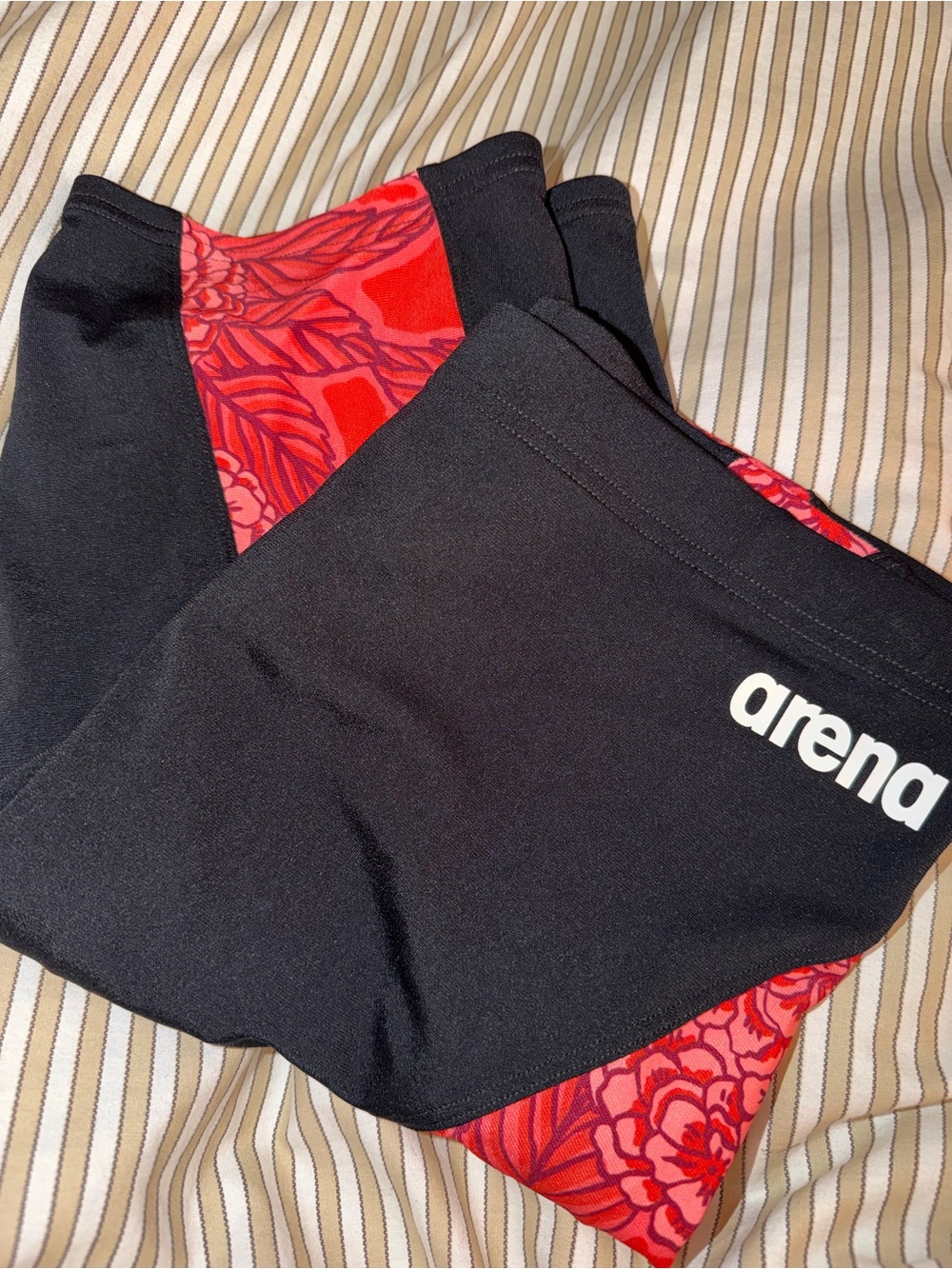 Arena Hydrange Bouquet Jammer Black Red Size 34 NWT